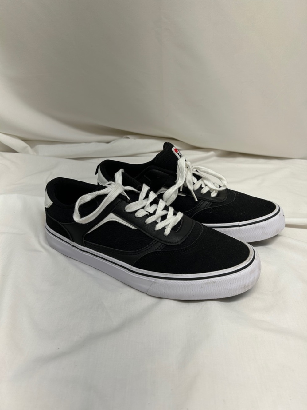 Airwalk Black and White Low-Top Huntington Sneakers Size 10